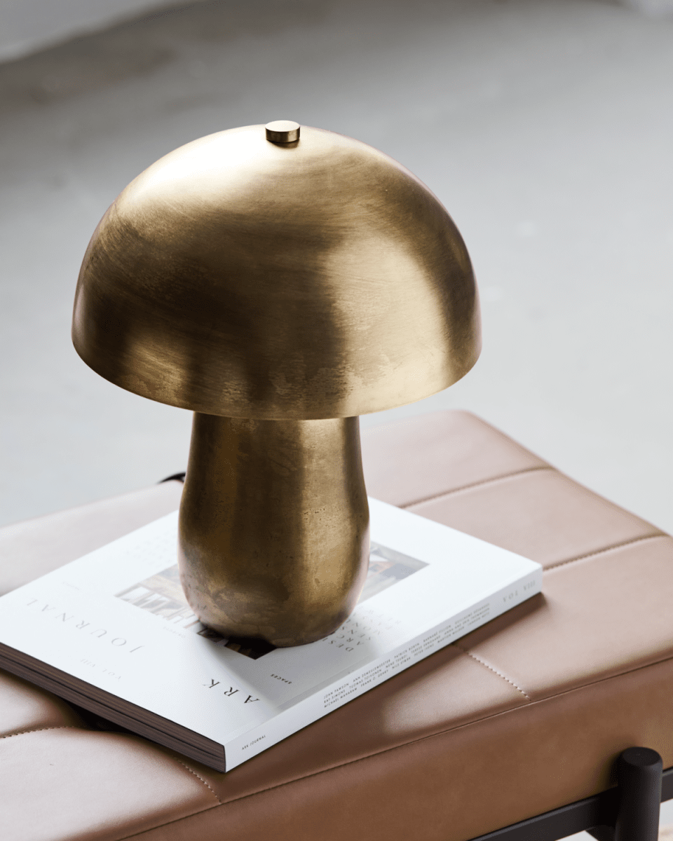 Roomie 33cm Laiton antique lampe de table De House Doctor - L'abat-jour blanc à l'intérieur reflète une belle lumière et crée un éclairage indirect qui ajoute de la chaleur et du style au salon ou à la chambre.