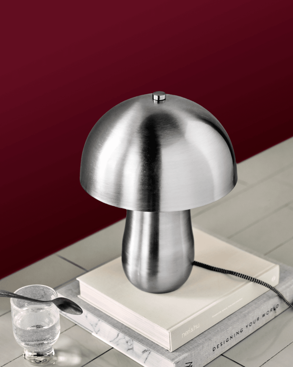 Roomie 33cm Argent brossé lampe de table De House Doctor - Moderne et &eacute;l&eacute;gante sur un bureau, une touche personnelle sur une table de chevet ou comme &eacute;l&eacute;ment d&eacute;coratif dans un salon, cette lampe sublimera n'importe quelle pi&egrave;ce avec une subtile finesse.