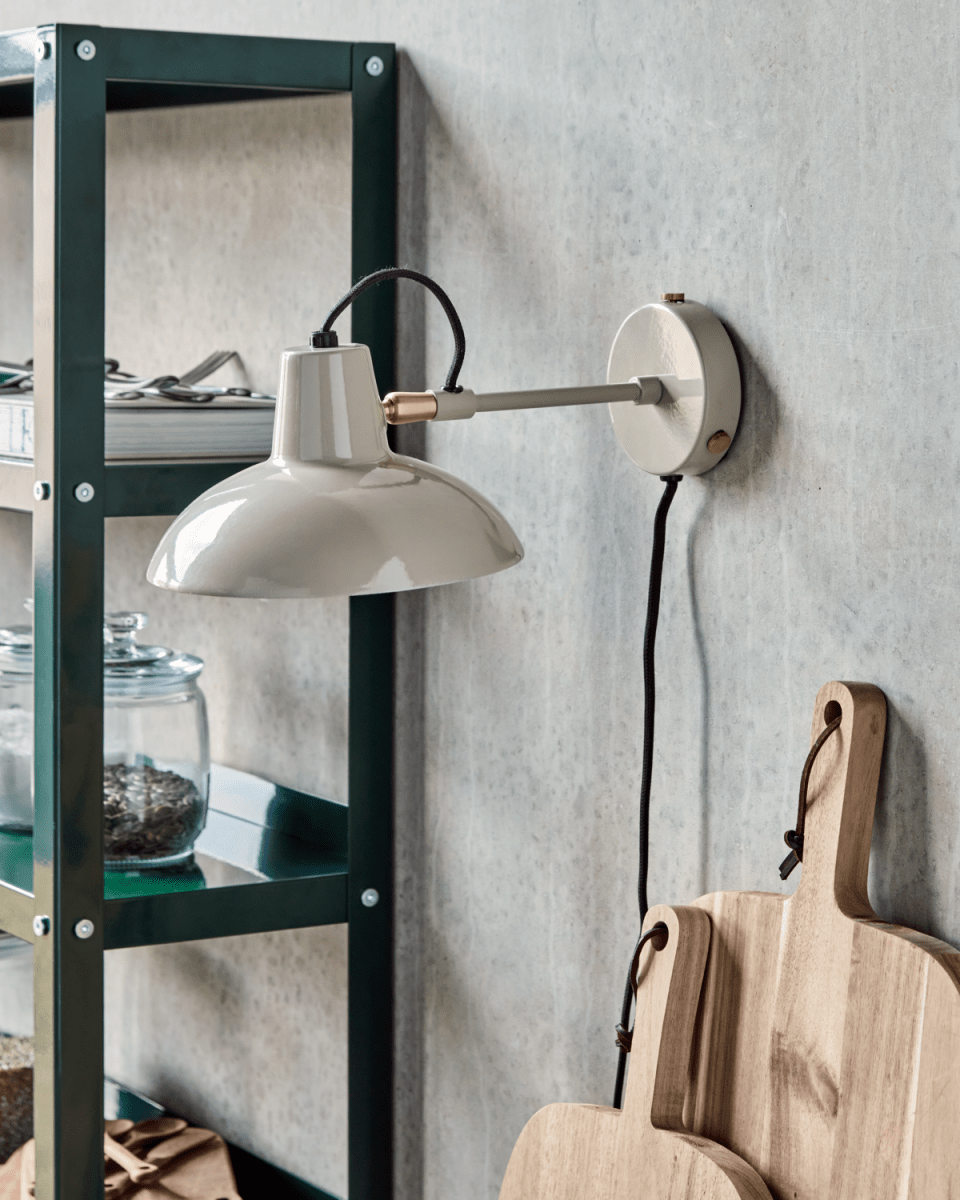 Desk Ø18 Gris applique murale De House Doctor - Livré avec un câble en tissu noir de 2,5 m de long, un interrupteur d'alimentation et une prise.