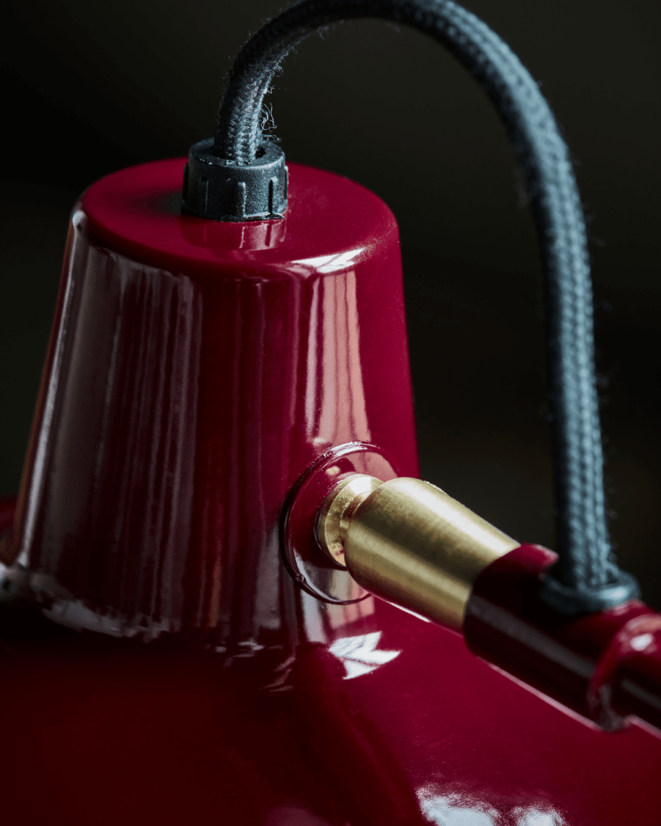 Desk 50cm ROUGE lampe de bureau De House Doctor - La finition en émail rouge vif et le design classique en font un accroche-regard et parfait pour ajouter une touche colorée à n'importe quelle pièce.