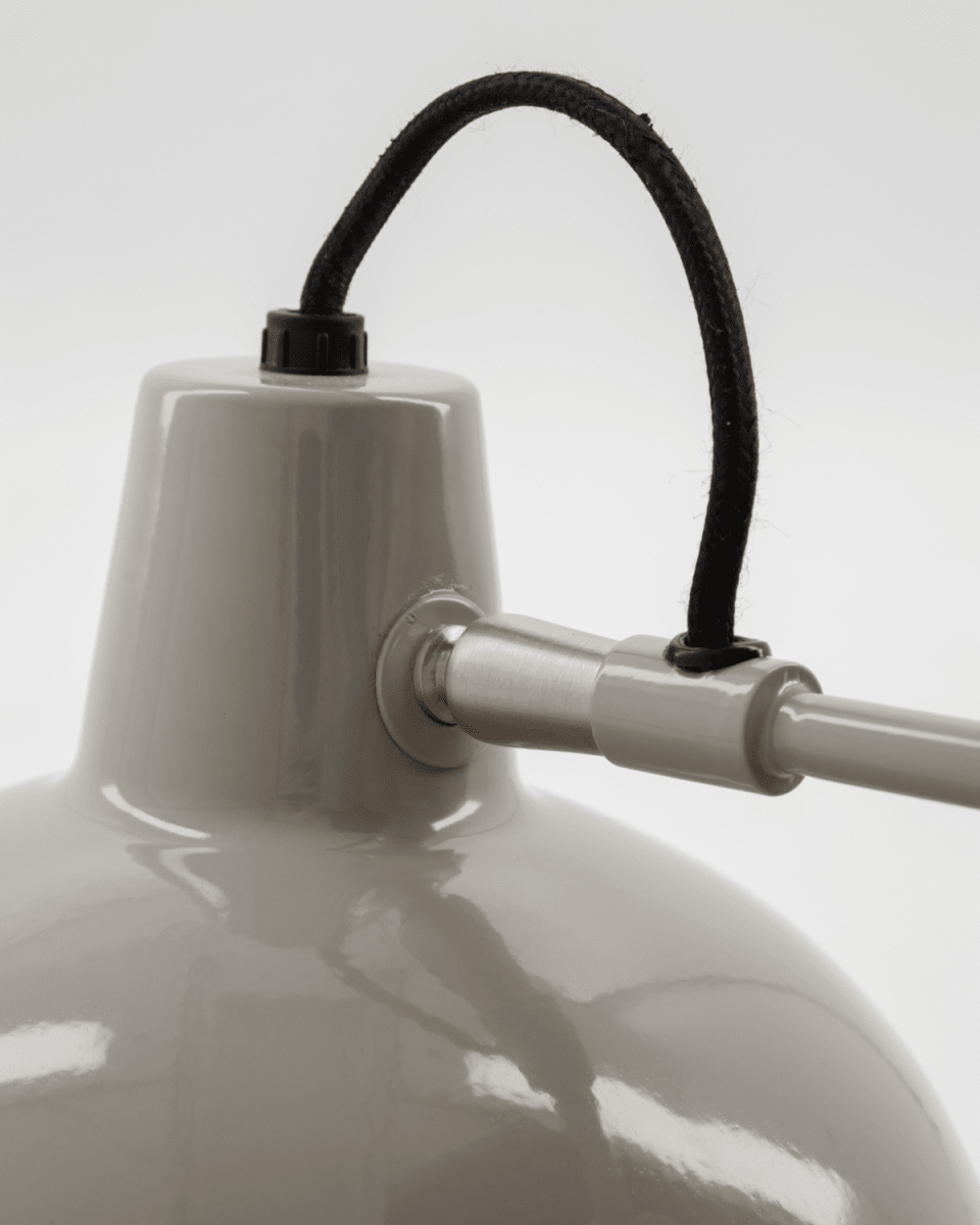 Desk 50cm Gris lampe de bureau De House Doctor - Avec cette lampe de table au design élégant, vous pouvez ajouter une touche de style industriel moderne à n'importe quelle pièce.