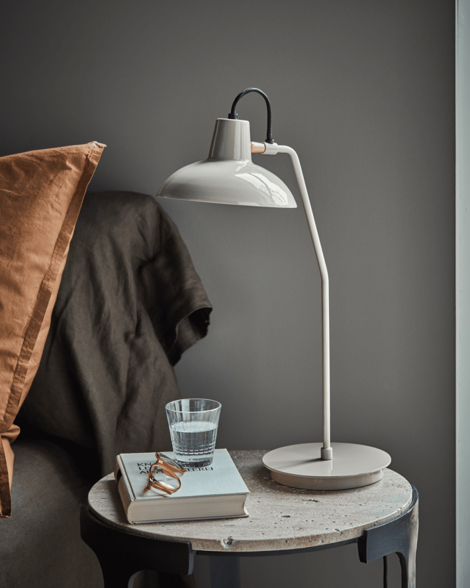 Desk 50cm Gris lampe de bureau De House Doctor - Avec cette lampe de table au design élégant, vous pouvez ajouter une touche de style industriel moderne à n'importe quelle pièce.