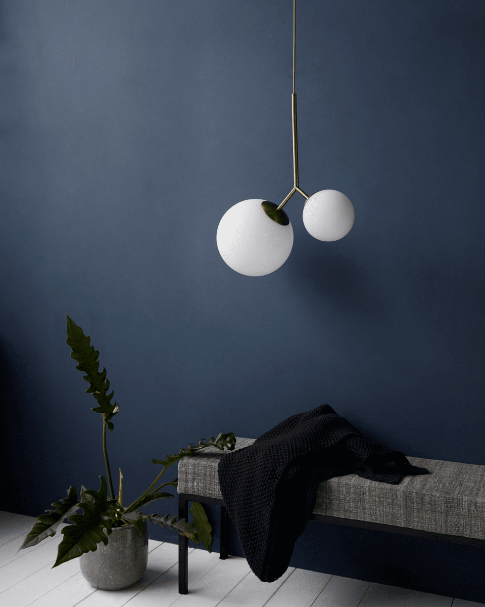Twice 70cm Laiton suspension De House Doctor - Utilisez-le dans le hall d'entrée, au-dessus de la table à manger ou dans un coin du salon et créez une lueur merveilleuse et unique à l'intérieur.