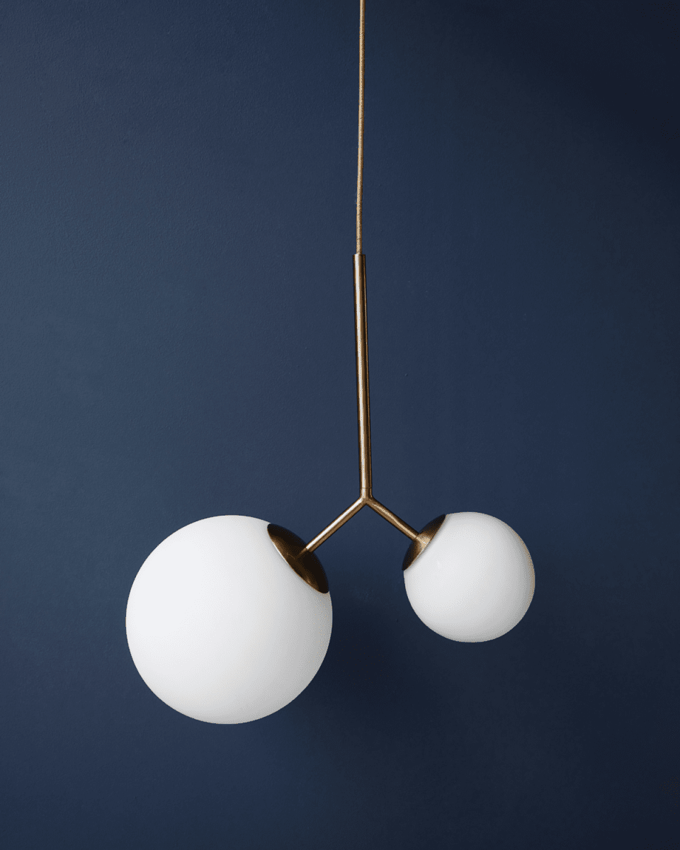 Twice 70cm Laiton suspension De House Doctor - Utilisez-le dans le hall d'entrée, au-dessus de la table à manger ou dans un coin du salon et créez une lueur merveilleuse et unique à l'intérieur.