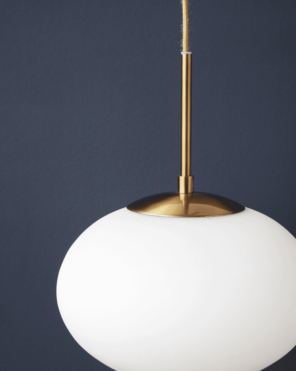 Opal Ø30 Laiton suspension De House Doctor - Utilisez-le dans le hall d'entrée, au-dessus de la table à manger ou dans le salon et créez une brillance merveilleuse et unique à l'intérieur.