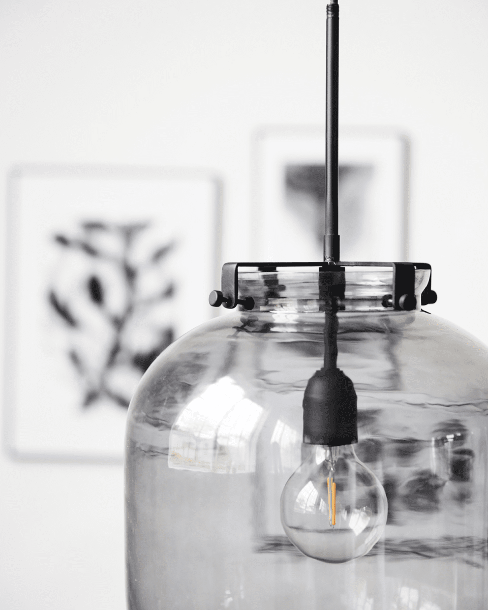 Ball Ø30 Noir suspension De House Doctor - La lampe a un design magnifique et organique qui donne une expression lumineuse et f&eacute;minine.