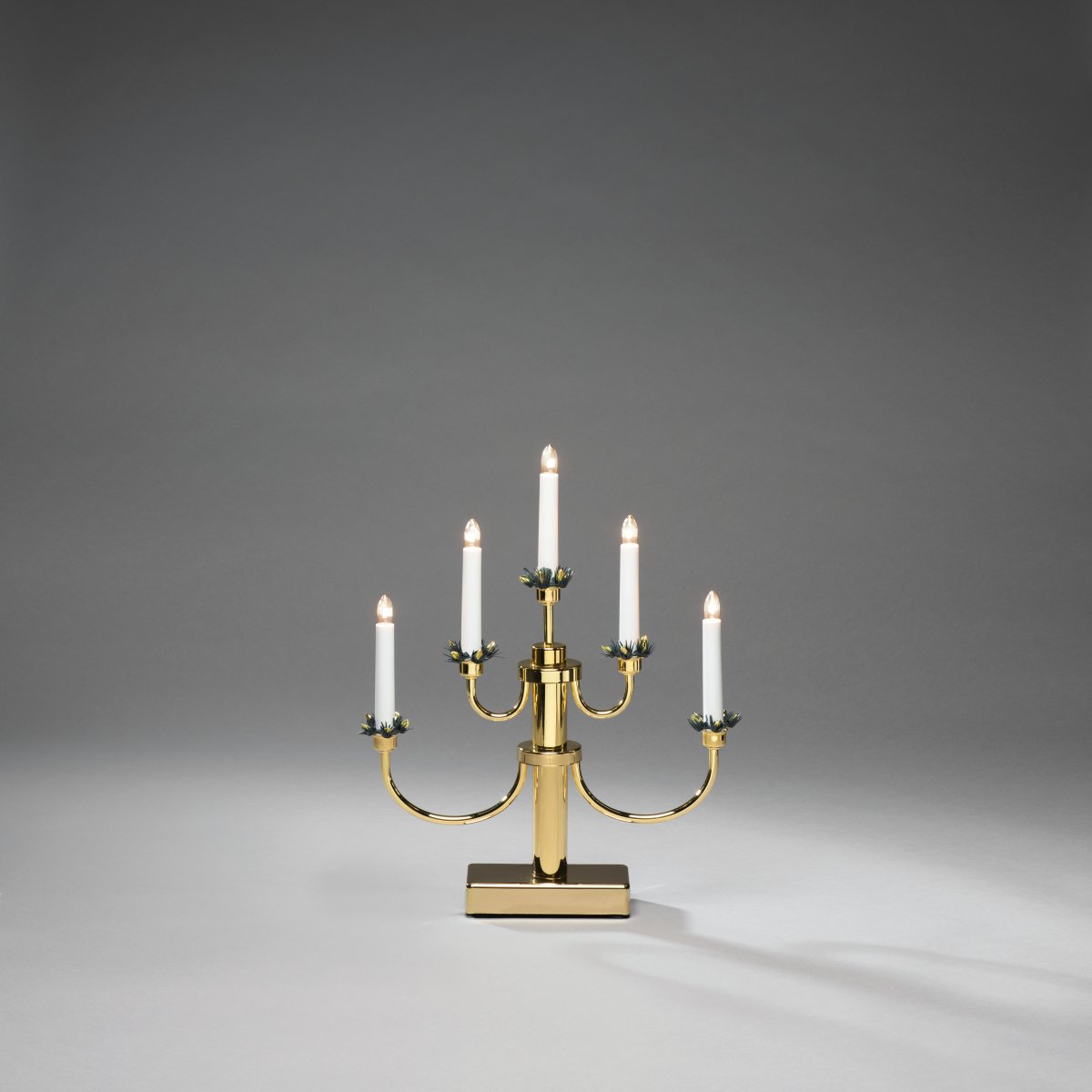 Candelabra 5 Lights Laiton De Konstsmide - Son design raffin&eacute; lui permet de trouver facilement sa place sur un rebord de fen&ecirc;tre, un bureau ou une table, pour une ambiance chaleureuse et conviviale.