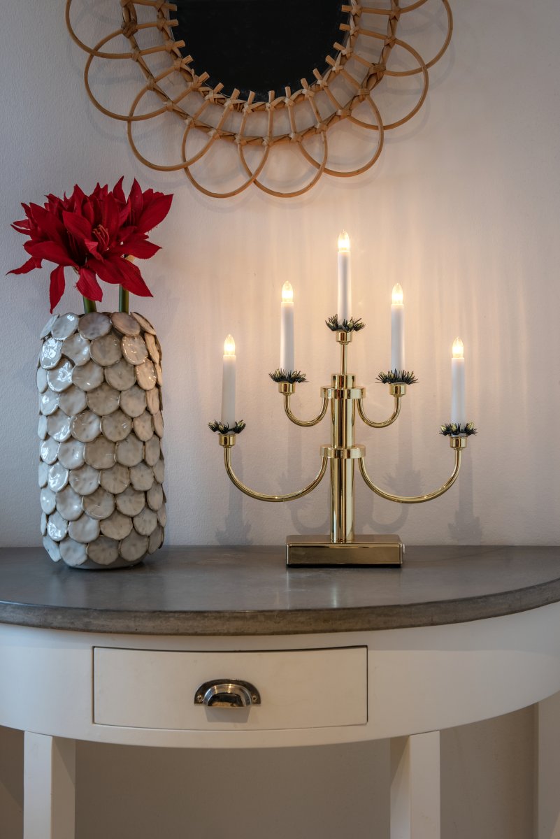 Candelabra 5 Lights Laiton De Konstsmide - Son design raffin&eacute; lui permet de trouver facilement sa place sur un rebord de fen&ecirc;tre, un bureau ou une table, pour une ambiance chaleureuse et conviviale.