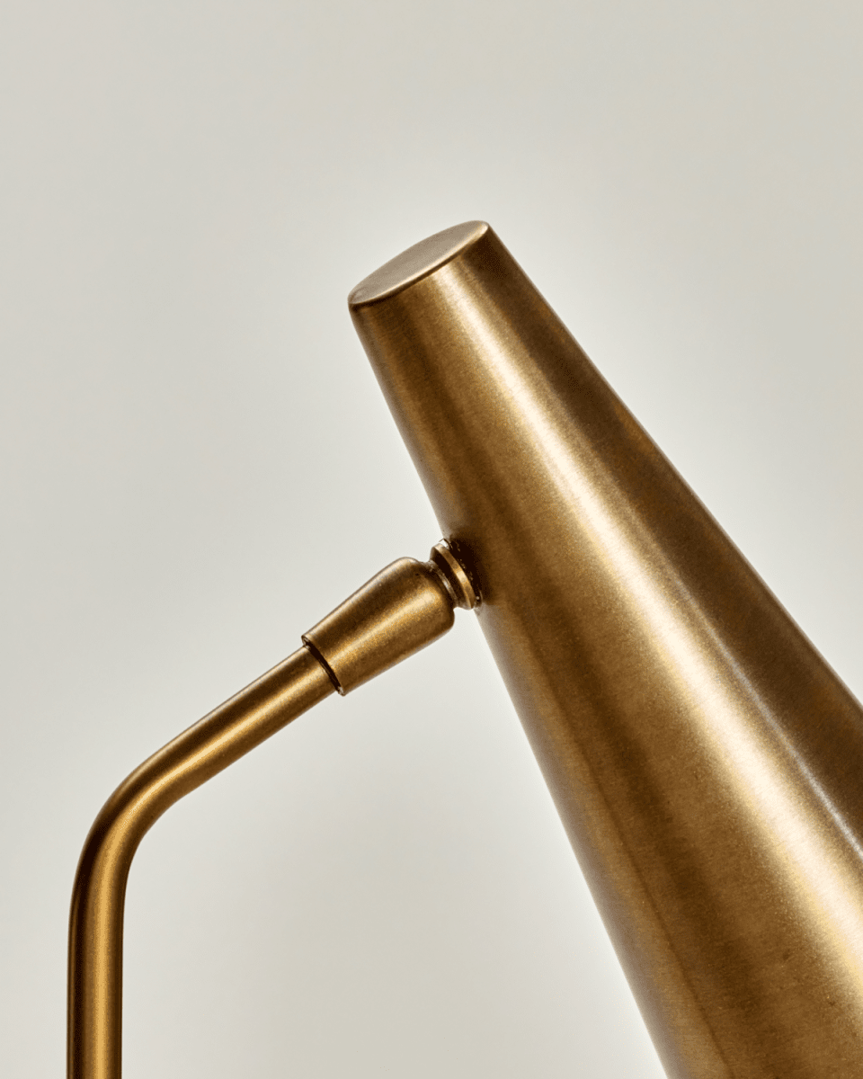 Precise 52cm Laiton lampe de bureau De House Doctor - La lampe de table Precise aspect laiton s'intègre dans n'importe quelle maison, quel que soit le style de décoration intérieure.