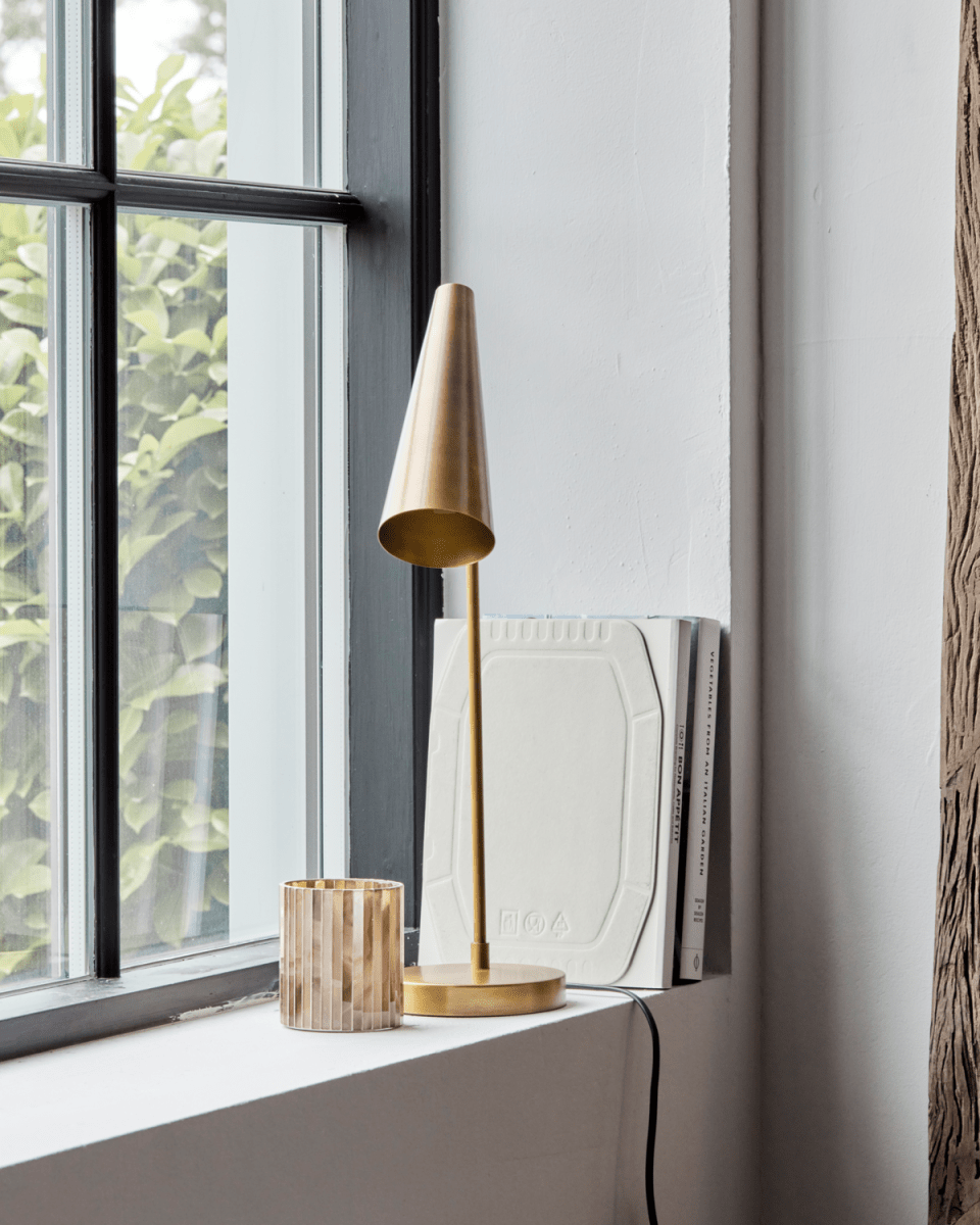 Precise 52cm Laiton lampe de bureau De House Doctor - La lampe de table Precise aspect laiton s'intègre dans n'importe quelle maison, quel que soit le style de décoration intérieure.