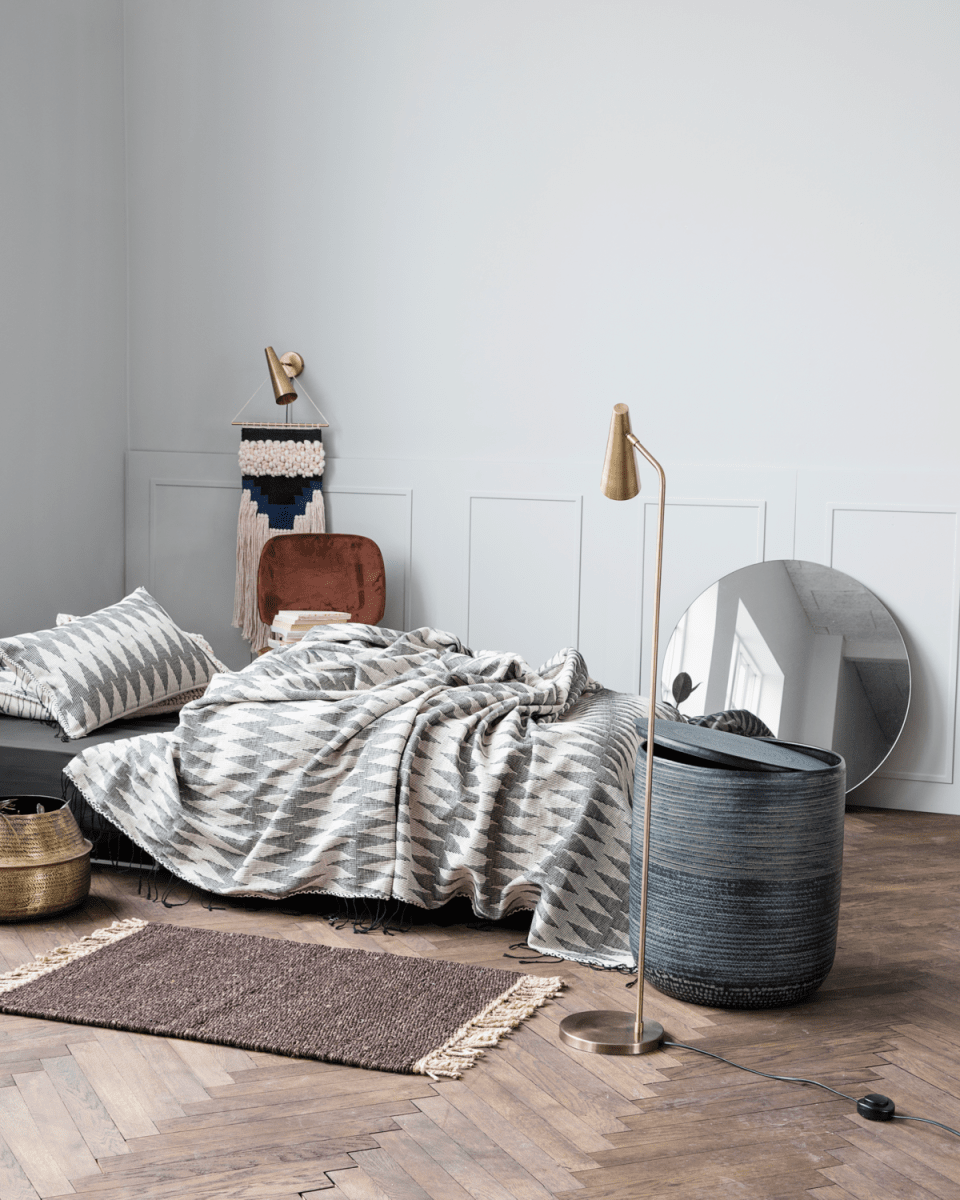 Precise Laiton lampadaire De House Doctor - La couleur laiton de la lampe donne une sensation de chaleur tandis que la lampe a une expression soignée.