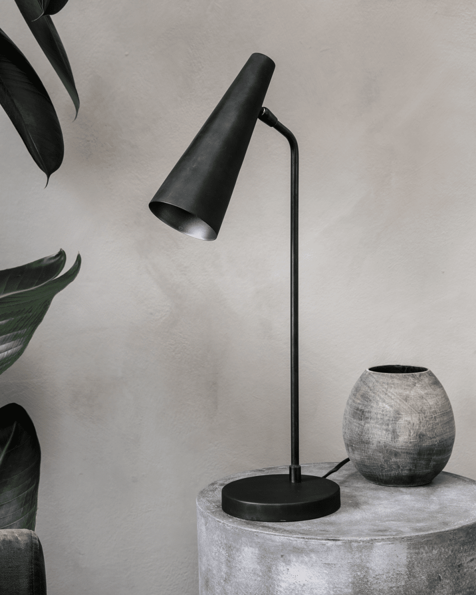 Precise 52cm Noir mat lampe de bureau De House Doctor - Utilisez la lampe sur votre bureau au bureau, sur la table de chevet dans la chambre ou sur l'étagère dans la cuisine.