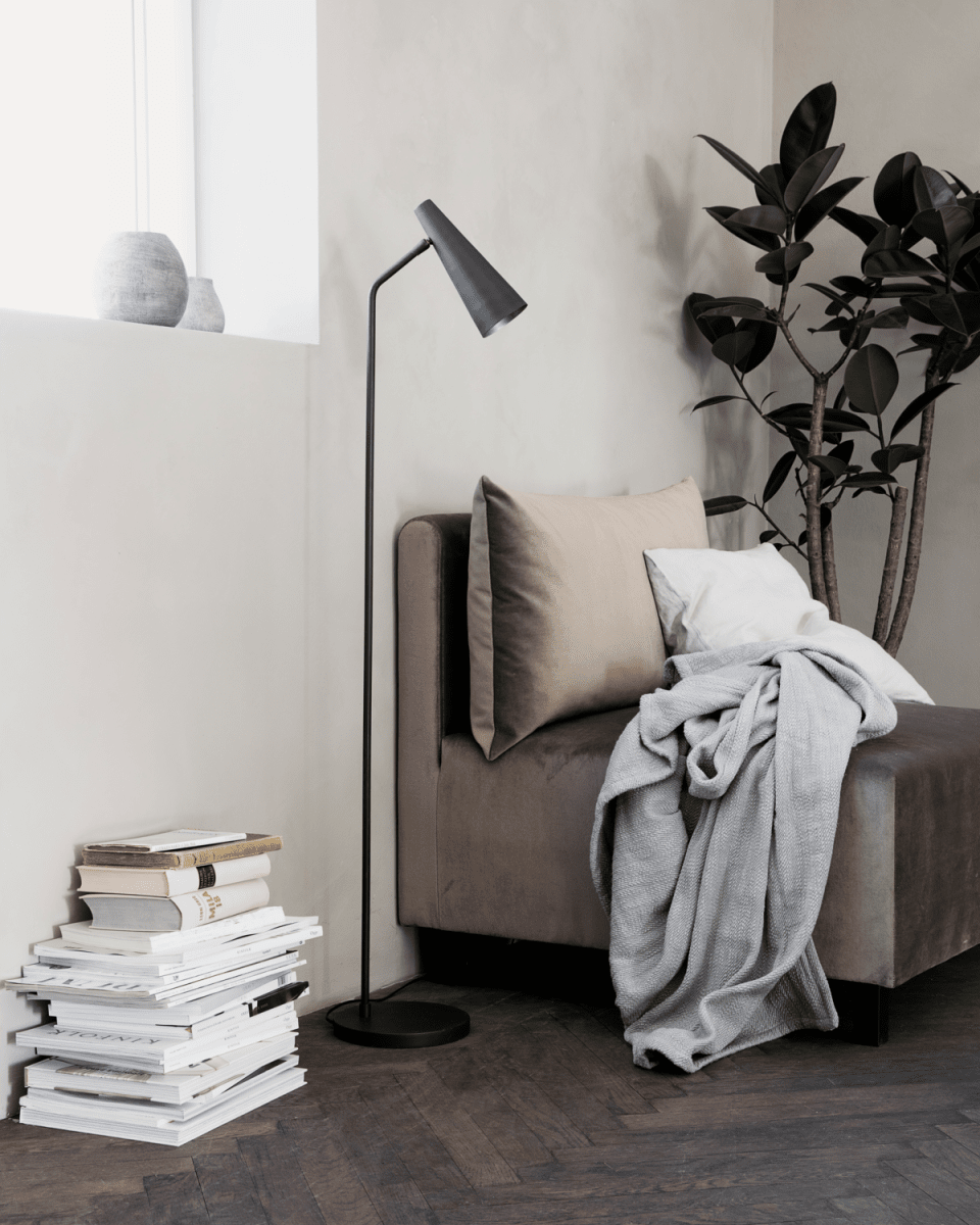 Precise Noir mat lampadaire De House Doctor - Utilisez-le à côté de votre fauteuil ou de votre canapé pour créer une lumière chaleureuse tout en lisant un journal ou un livre passionnant.