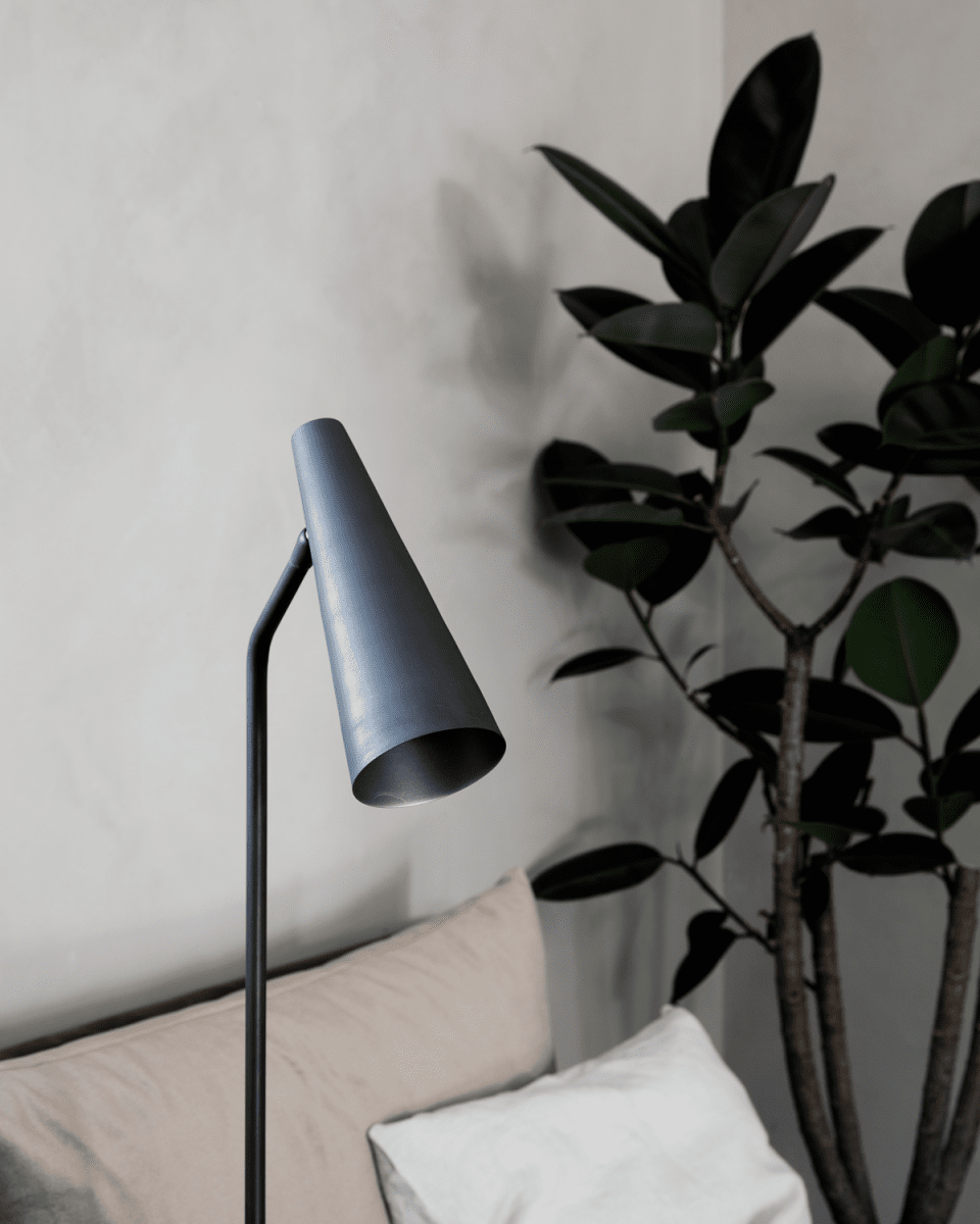 Precise Noir mat lampadaire De House Doctor - Utilisez-le à côté de votre fauteuil ou de votre canapé pour créer une lumière chaleureuse tout en lisant un journal ou un livre passionnant.