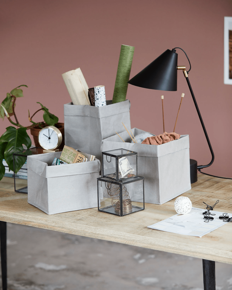 Club 54cm Noir lampe de bureau De House Doctor - La t&ecirc;te de la lampe peut &ecirc;tre inclin&eacute;e vers le haut et vers le bas, ce qui permet d'ajuster la direction de la lumi&egrave;re selon les besoins.