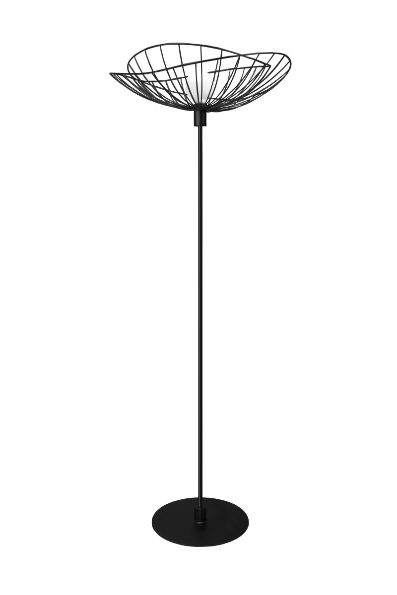 Ray Noir lampadaire De Globen Lighting - La s&eacute;rie Ray, &eacute;l&eacute;gante et graphique, dans laquelle les abat-jour peuvent &ecirc;tre combin&eacute;s de quatre mani&egrave;res diff&eacute;rentes, est le lampadaire de cette s&eacute;rie.