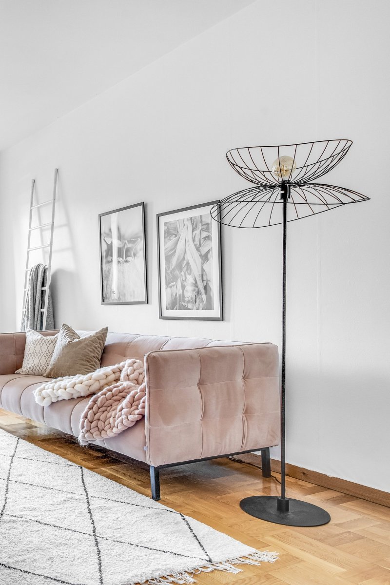 Ray Noir lampadaire De Globen Lighting - La s&eacute;rie Ray, &eacute;l&eacute;gante et graphique, dans laquelle les abat-jour peuvent &ecirc;tre combin&eacute;s de quatre mani&egrave;res diff&eacute;rentes, est le lampadaire de cette s&eacute;rie.