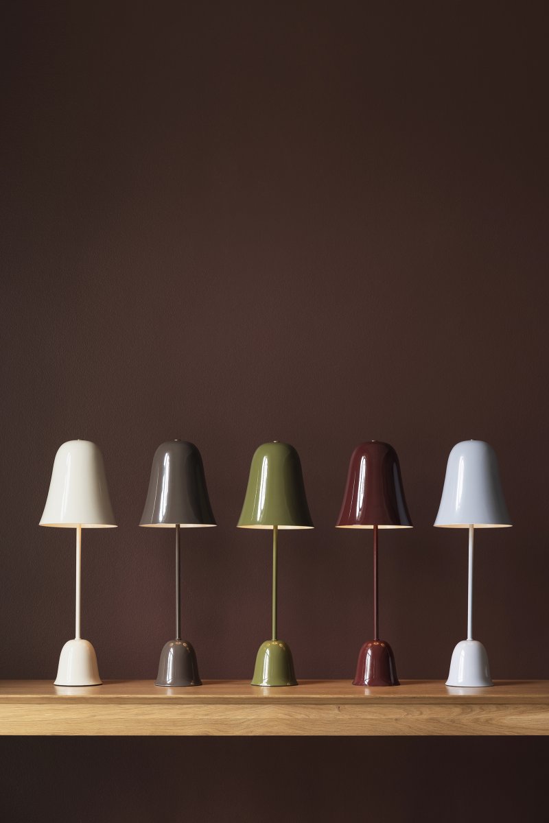 Blåklockan 50cm bleu clair lampe de table De Globen Lighting - La lampe de table « Blue Bell » est un modèle élégant et intemporel en fer laqué bleu clair brillant.
