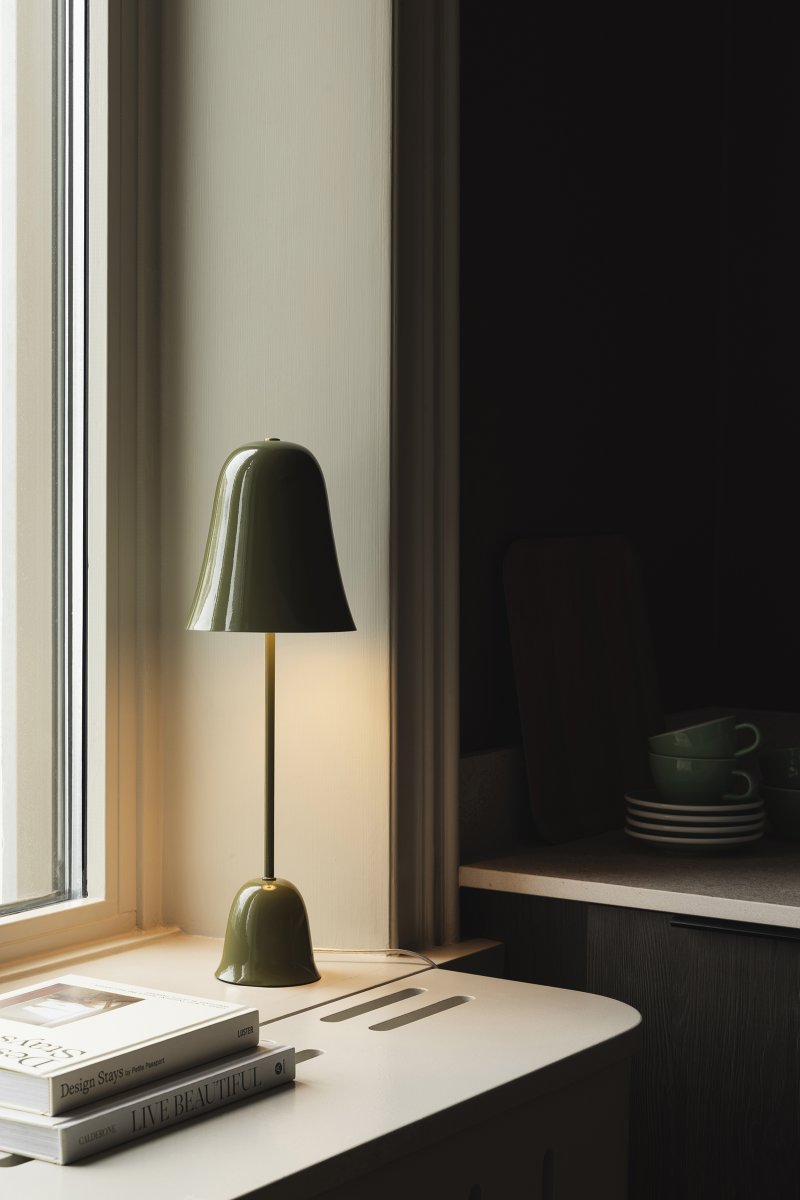 Blåklockan 50cm Vert olive lampe de table De Globen Lighting - La lampe de table Bluebell, &eacute;l&eacute;gante et intemporelle, est fabriqu&eacute;e en fer laqu&eacute; vert olive brillant.