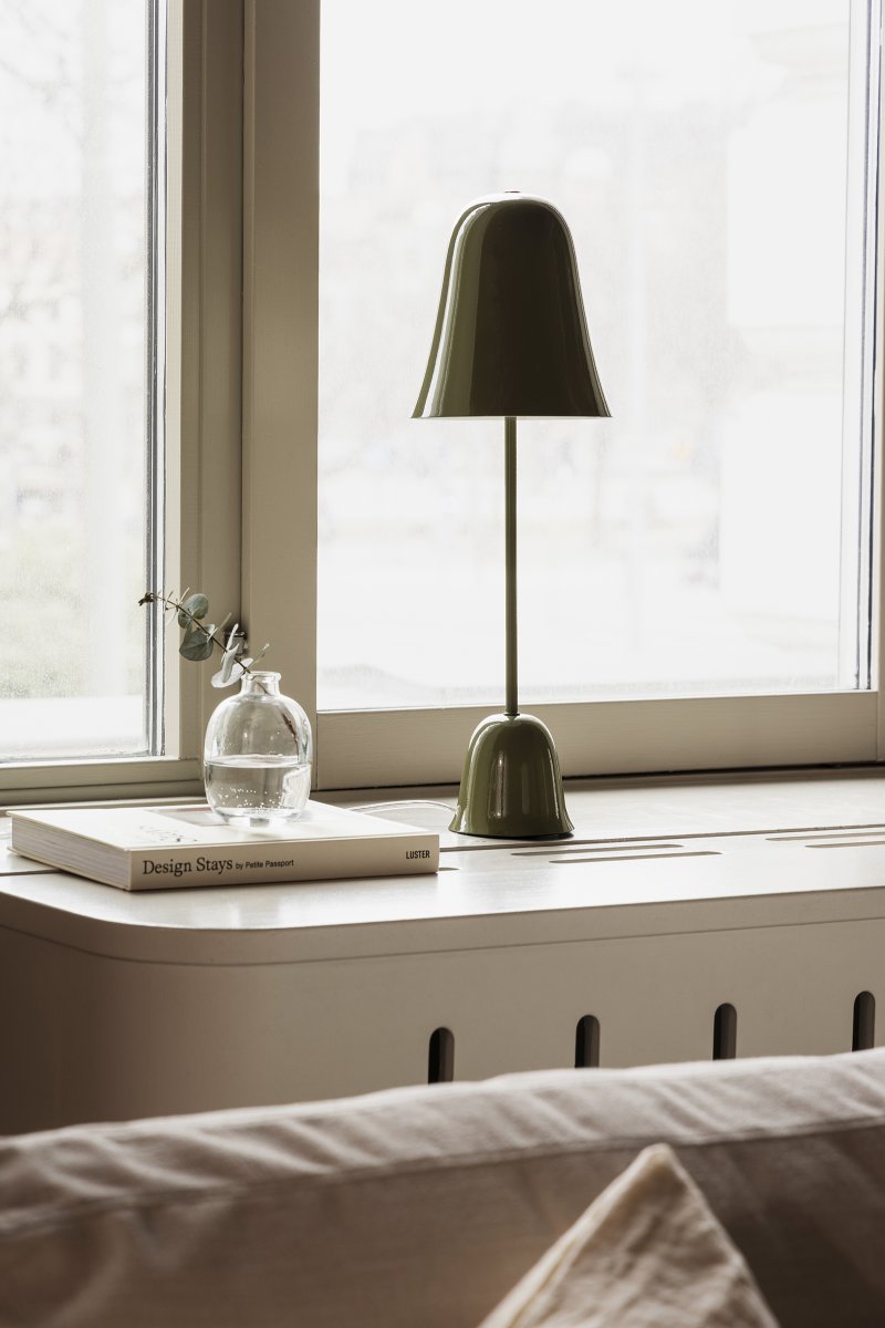 Blåklockan 50cm Vert olive lampe de table De Globen Lighting - La lampe de table Bluebell, &eacute;l&eacute;gante et intemporelle, est fabriqu&eacute;e en fer laqu&eacute; vert olive brillant.