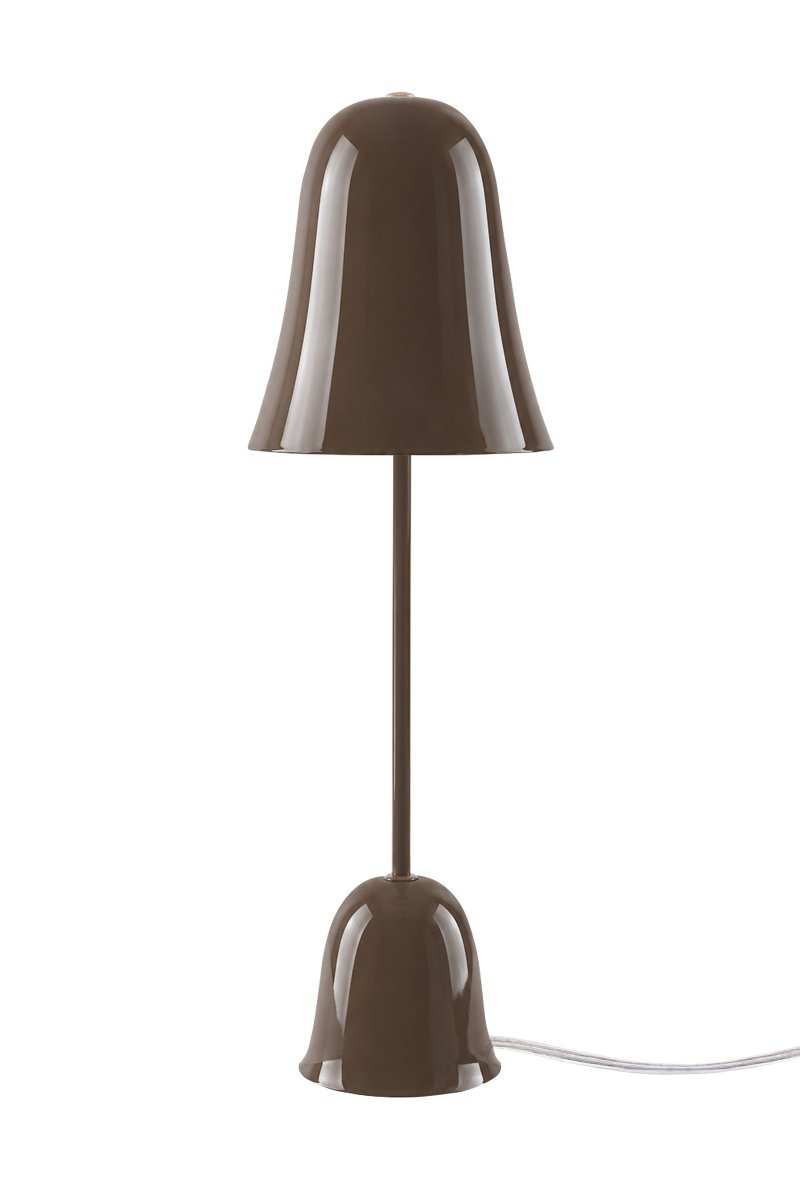 Blåklockan 50cm Brun lampe de table De Globen Lighting - La lampe de table « Blue Bell » est un modèle élégant et intemporel en fer laqué brun brillant.