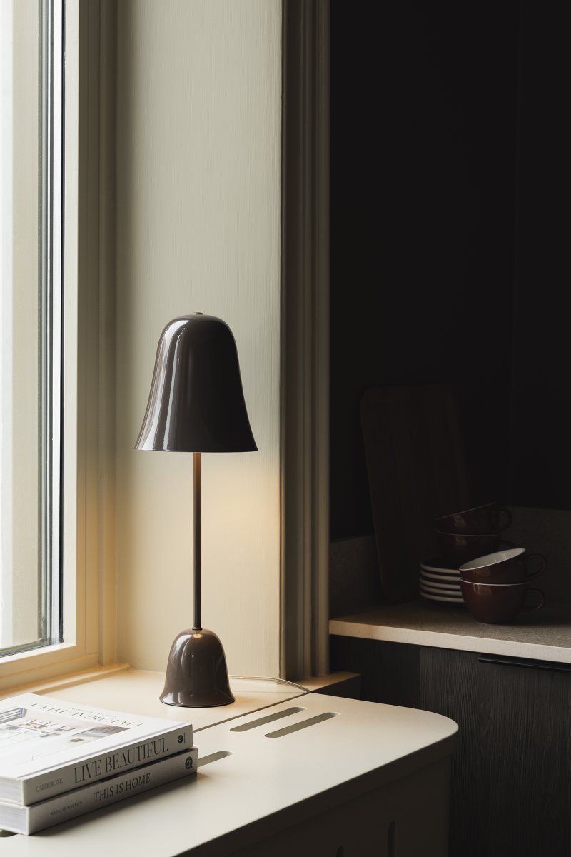 Blåklockan 50cm Brun lampe de table De Globen Lighting - La lampe de table « Blue Bell » est un modèle élégant et intemporel en fer laqué brun brillant.