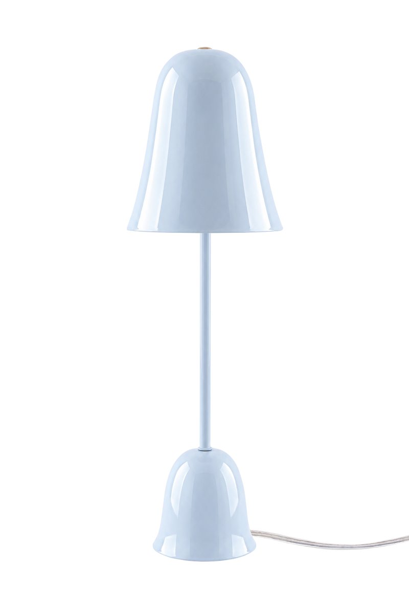 Blåklockan 50cm bleu clair lampe de table De Globen Lighting - La lampe de table « Blue Bell » est un modèle élégant et intemporel en fer laqué bleu clair brillant.