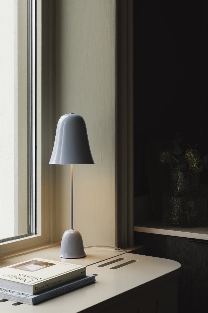 Blåklockan 50cm bleu clair lampe de table De Globen Lighting - La lampe de table « Blue Bell » est un modèle élégant et intemporel en fer laqué bleu clair brillant.