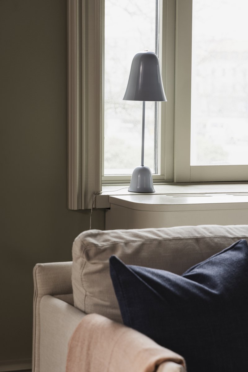 Blåklockan 50cm bleu clair lampe de table De Globen Lighting - La lampe de table « Blue Bell » est un modèle élégant et intemporel en fer laqué bleu clair brillant.
