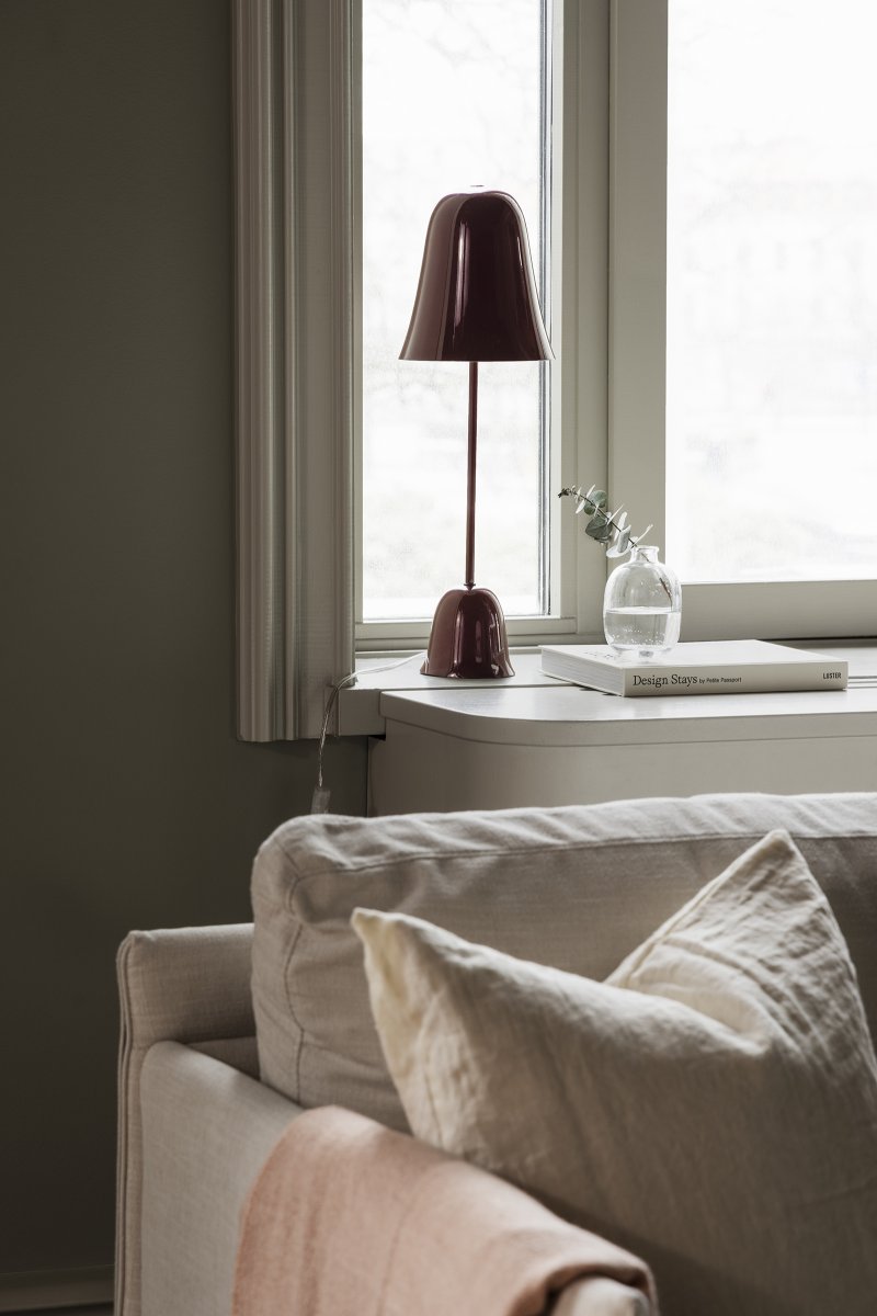 Blåklockan 50cm Bourgogne lampe de table De Globen Lighting - La lampe de table Bluebell, élégante et intemporelle, est fabriquée en fer laqué bordeaux brillant.