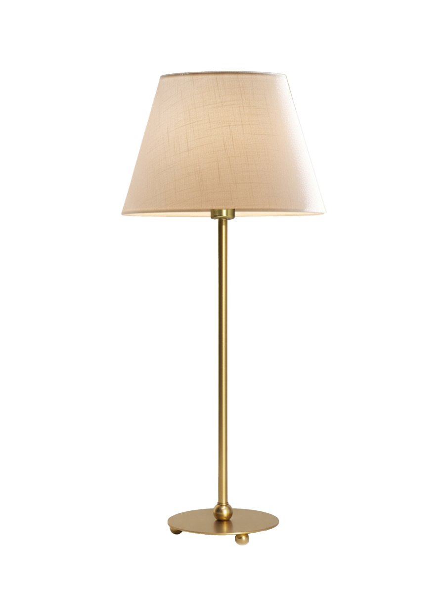 Julie 52cm Laiton/blanc lampe de table De PR Home - Son pied en laiton aux lignes &eacute;l&eacute;gantes est associ&eacute; &agrave; un abat-jour ovale blanc classique, cr&eacute;ant ainsi un style intemporel et harmonieux.