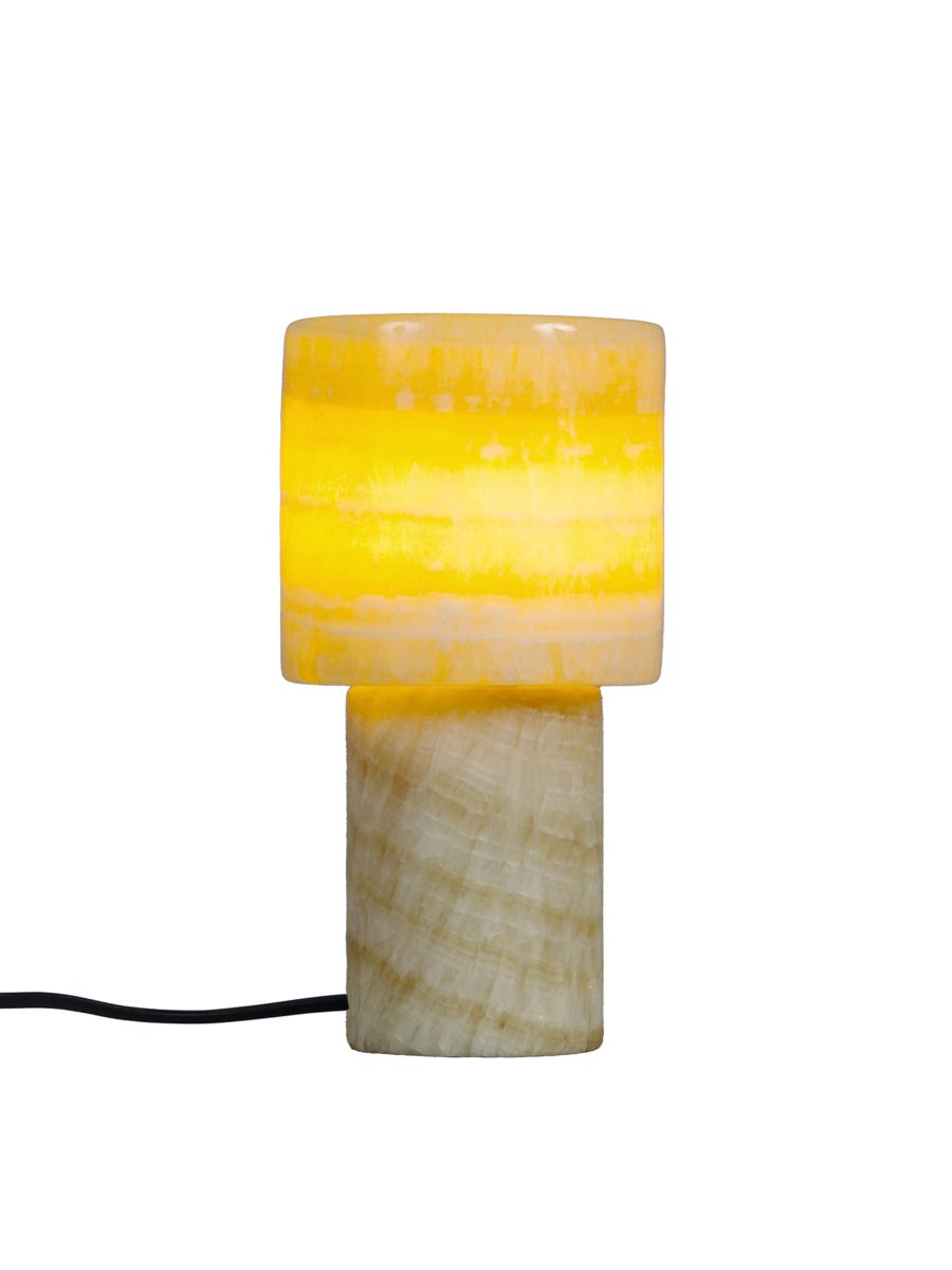 Lucie 16cm Nature lampe de table De PR Home - Cette lampe de table en marbre est un &eacute;l&eacute;ment de d&eacute;coration &eacute;l&eacute;gant et luxueux qui diffuse une lumi&egrave;re chaude et agr&eacute;able.