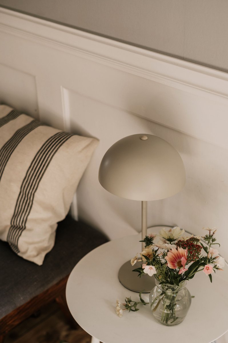 Icon 36cm Marron clair lampe de table De Globen Lighting - L'abat-jour pivotant est id&eacute;al comme lampe de lecture sur un bureau, une table basse ou une table de chambre.