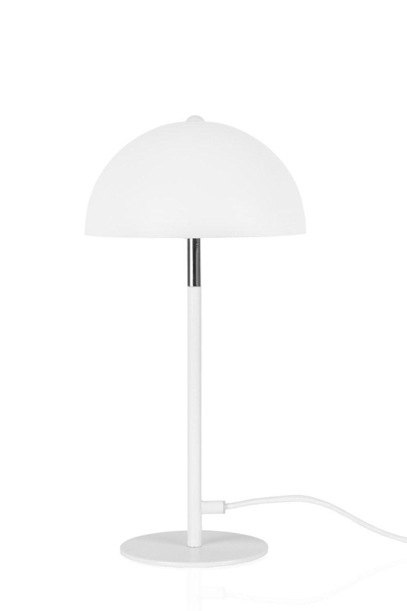 Icon 36cm Blanc lampe de table De Globen Lighting - Lampe de table avec abat-jour en métal laqué blanc mat et base avec détails chromés.