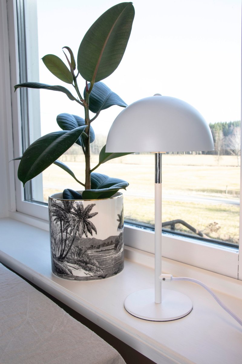 Icon 36cm Blanc lampe de table De Globen Lighting - Lampe de table avec abat-jour en métal laqué blanc mat et base avec détails chromés.