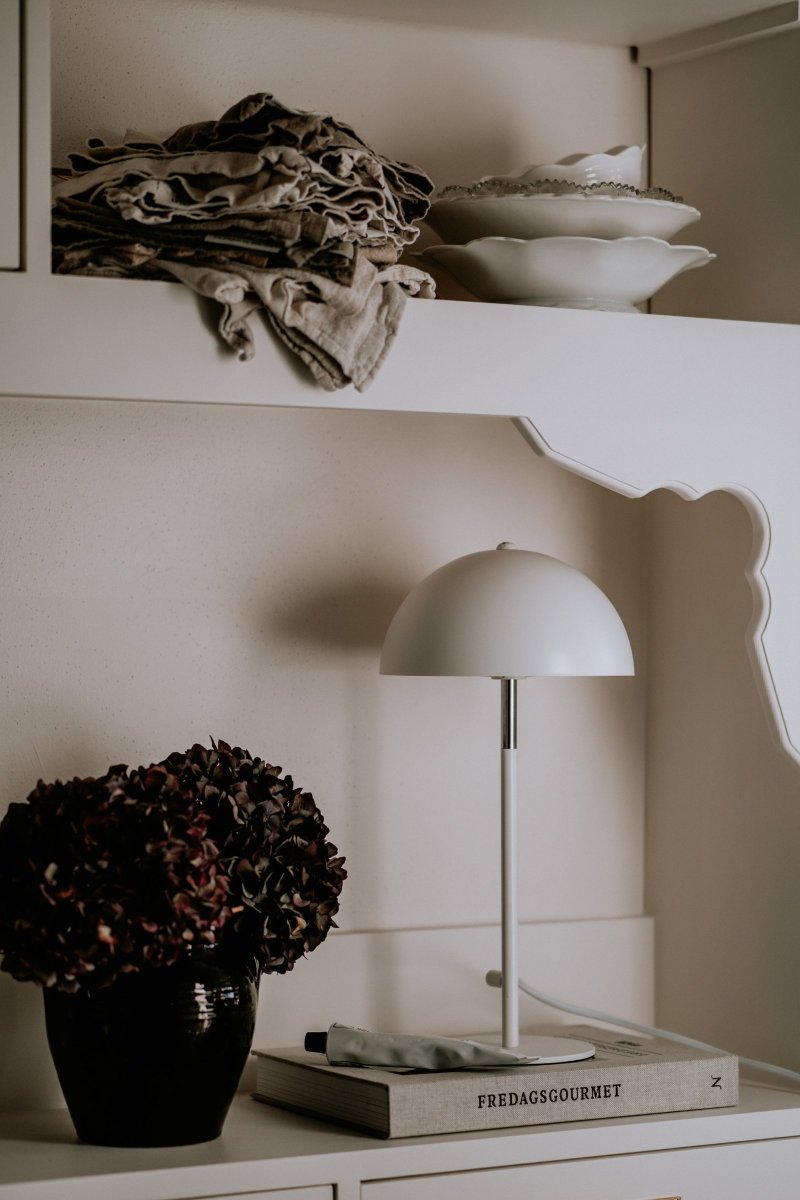 Icon 36cm Blanc lampe de table De Globen Lighting - Lampe de table avec abat-jour en métal laqué blanc mat et base avec détails chromés.