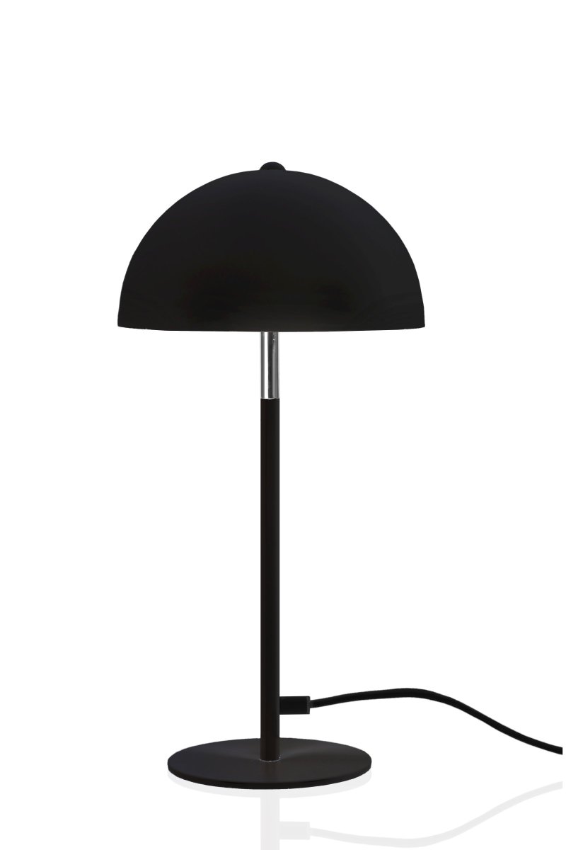Icon 36cm Noir lampe de table De Globen Lighting - Lampe de table avec abat-jour et base en métal laqué noir mat avec détails chromés.
