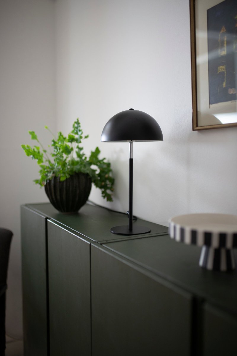 Icon 36cm Noir lampe de table De Globen Lighting - Lampe de table avec abat-jour et base en métal laqué noir mat avec détails chromés.