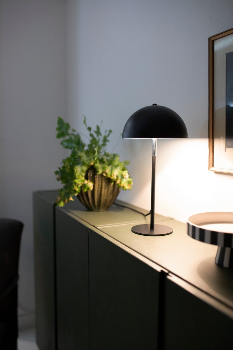 Icon 36cm Noir lampe de table De Globen Lighting - Lampe de table avec abat-jour et base en métal laqué noir mat avec détails chromés.
