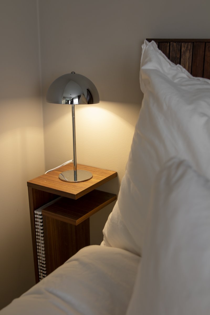 Icon 36cm Chrome lampe de table De Globen Lighting - Icon est une lampe de table &eacute;l&eacute;gante et facile &agrave; placer.