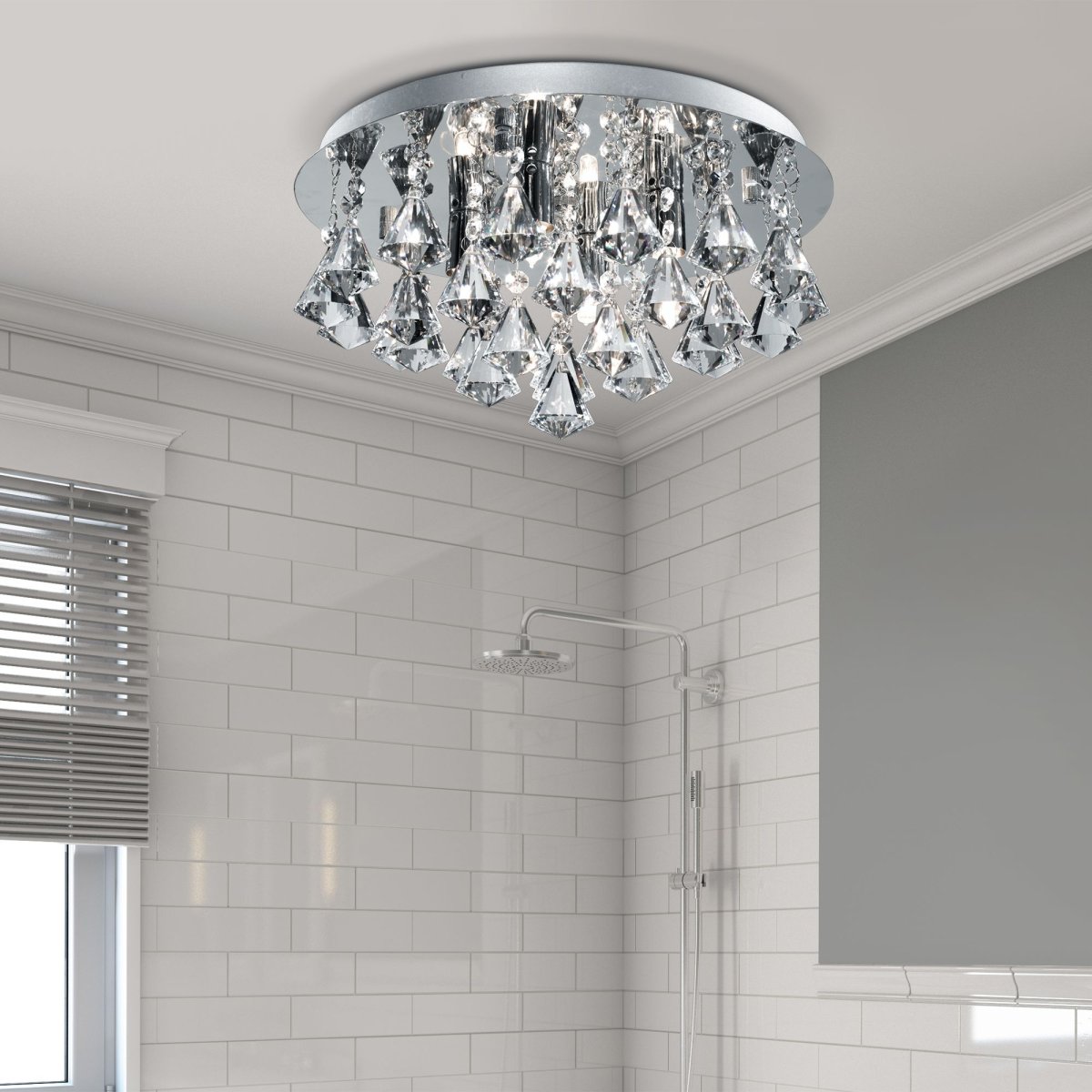 Hanna Ø38 Chrome lampe de salle de bain De Searchlight - Avec sa base chromée et ses jolis détails de suspension, cette lampe devient un accroche-regard élégant qui s'intègre parfaitement dans les salles de bains modernes.