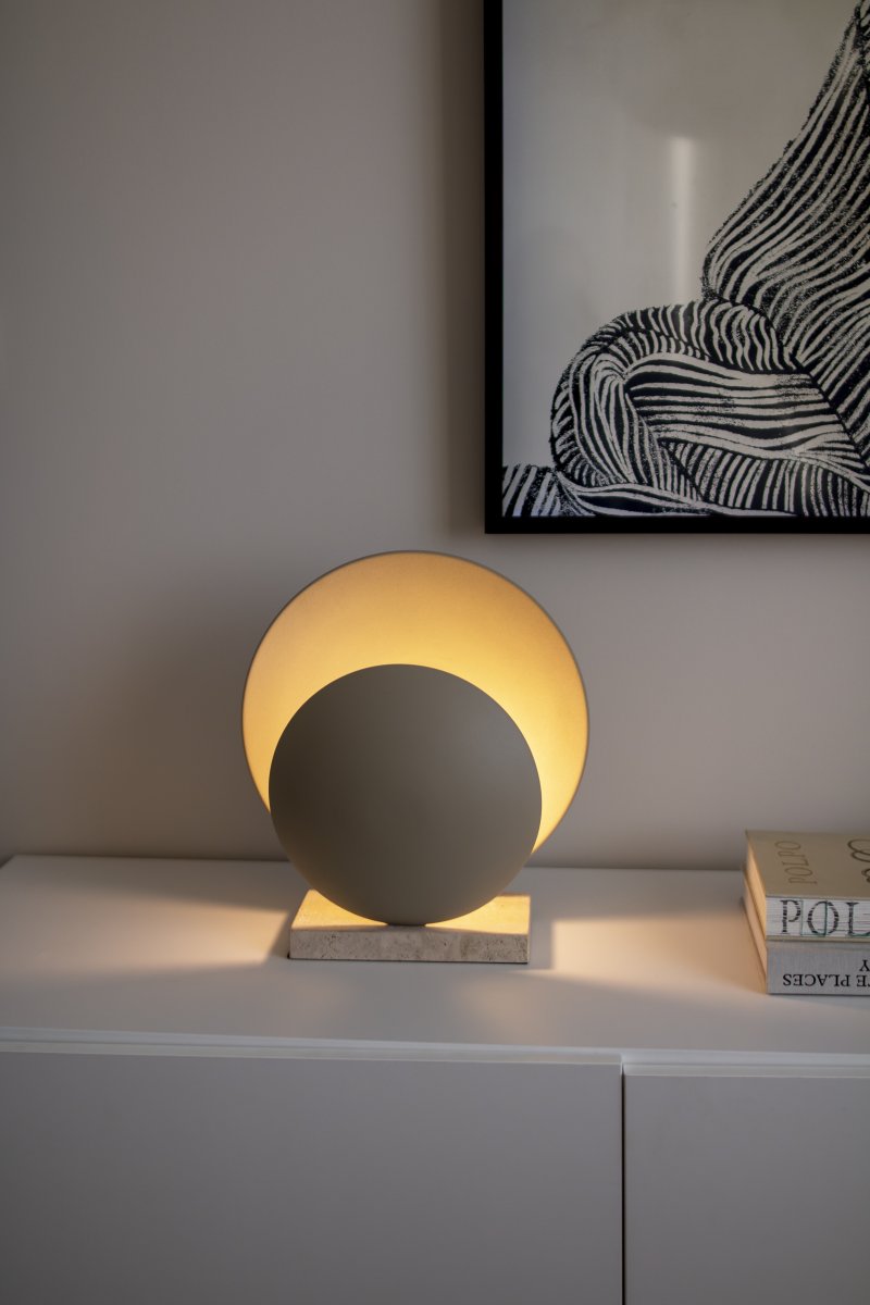 Orbit 32cm Beige lampe de table De Globen Lighting - La lampe de table Orbit diffuse une belle lumière indirecte et subtile grâce à ses deux abat-jours métalliques qui dissimulent élégamment la source lumineuse centrale.