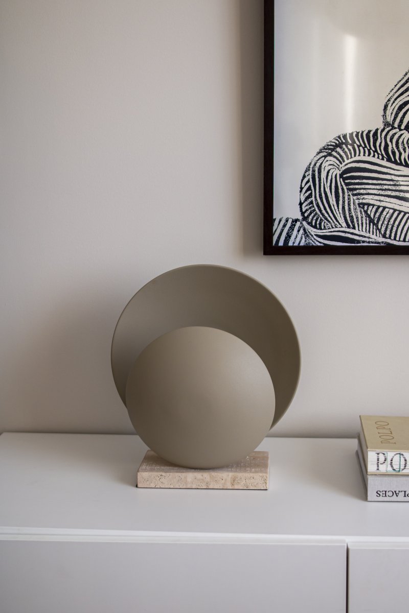 Orbit 32cm Beige lampe de table De Globen Lighting - La lampe de table Orbit diffuse une belle lumière indirecte et subtile grâce à ses deux abat-jours métalliques qui dissimulent élégamment la source lumineuse centrale.