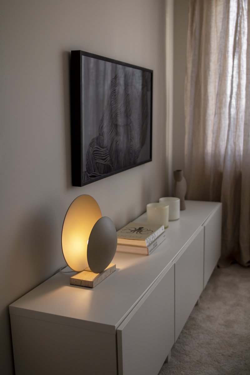 Orbit 32cm Beige lampe de table De Globen Lighting - La lampe de table Orbit diffuse une belle lumière indirecte et subtile grâce à ses deux abat-jours métalliques qui dissimulent élégamment la source lumineuse centrale.