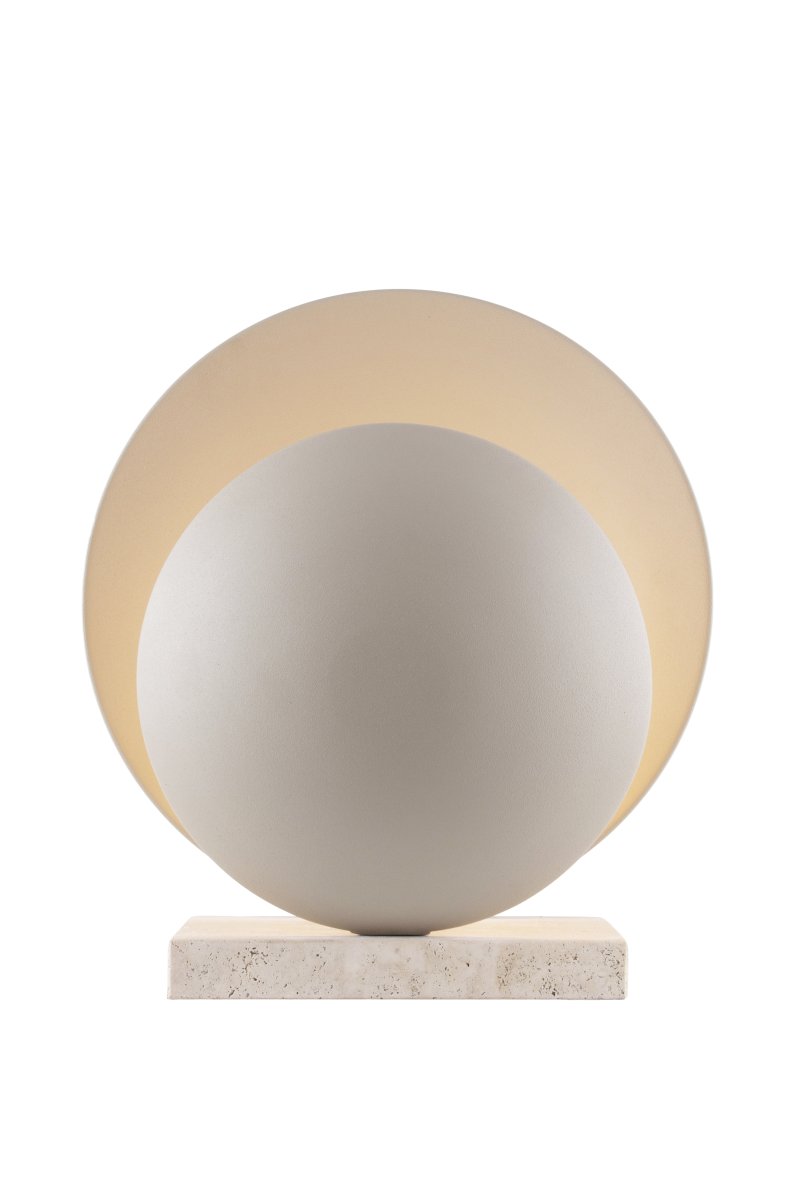 Orbit 32cm Beige lampe de table De Globen Lighting - La lampe de table Orbit diffuse une belle lumière indirecte et subtile grâce à ses deux abat-jours métalliques qui dissimulent élégamment la source lumineuse centrale.