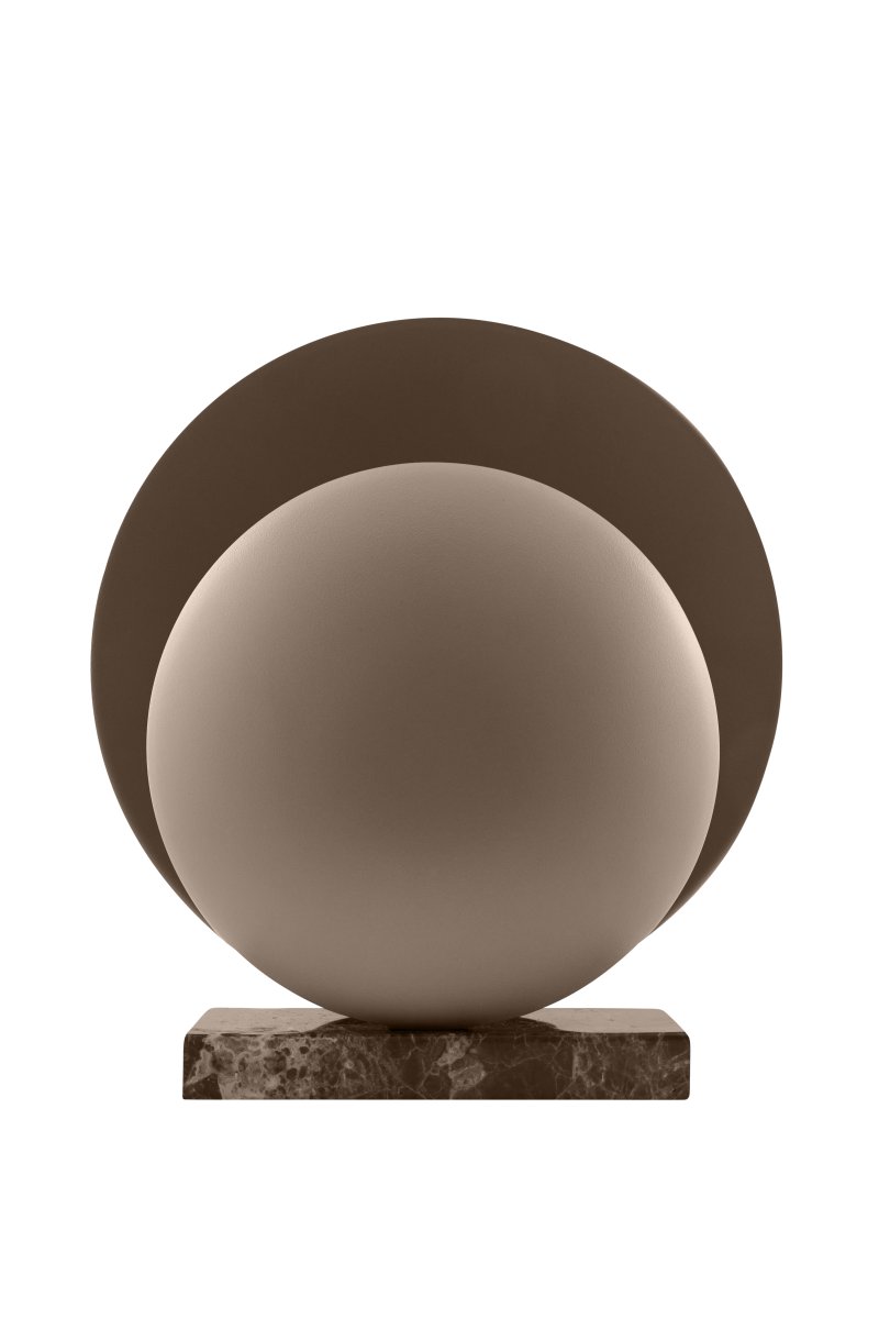 Orbit 32cm Brun lampe de table De Globen Lighting - La lampe de table Orbit, avec ses deux abat-jour m&eacute;talliques qui dissimulent &eacute;l&eacute;gamment la source lumineuse centrale, cr&eacute;e une lumi&egrave;re indirecte, douce et agr&eacute;able.