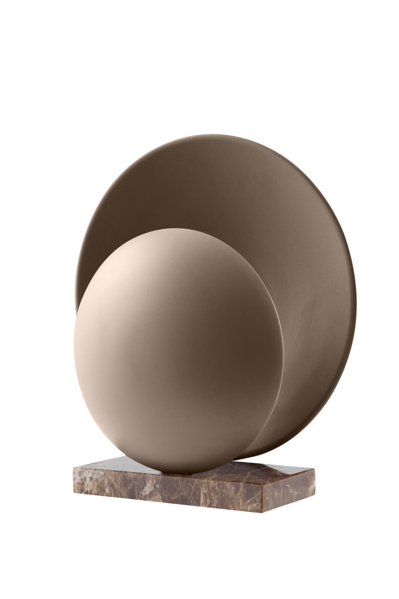 Orbit 32cm Brun lampe de table De Globen Lighting - La lampe de table Orbit, avec ses deux abat-jour m&eacute;talliques qui dissimulent &eacute;l&eacute;gamment la source lumineuse centrale, cr&eacute;e une lumi&egrave;re indirecte, douce et agr&eacute;able.