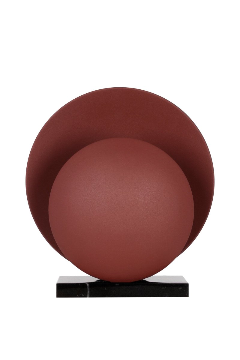 Orbit 32cm Bordeaux lampe de table De Globen Lighting - Les abat-jour en m&eacute;tal ont une structure int&eacute;ressante gr&acirc;ce &agrave; un rev&ecirc;tement en poudre mat de couleur brun rouge&acirc;tre (brun ch&acirc;tain), qui est combin&eacute; &agrave; une base luxueuse en marbre noir massif, leur donnant une expression &eacute;l&eacute;gante.