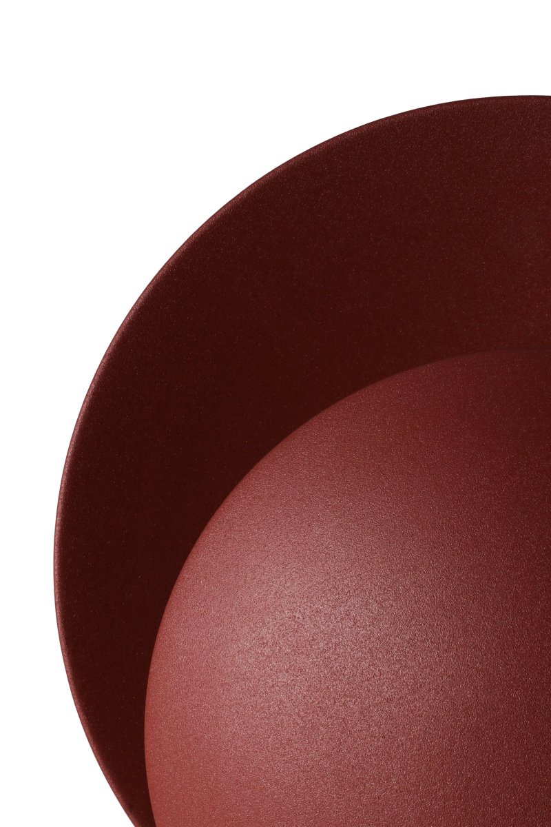 Orbit 32cm Bordeaux lampe de table De Globen Lighting - Les abat-jour en m&eacute;tal ont une structure int&eacute;ressante gr&acirc;ce &agrave; un rev&ecirc;tement en poudre mat de couleur brun rouge&acirc;tre (brun ch&acirc;tain), qui est combin&eacute; &agrave; une base luxueuse en marbre noir massif, leur donnant une expression &eacute;l&eacute;gante.