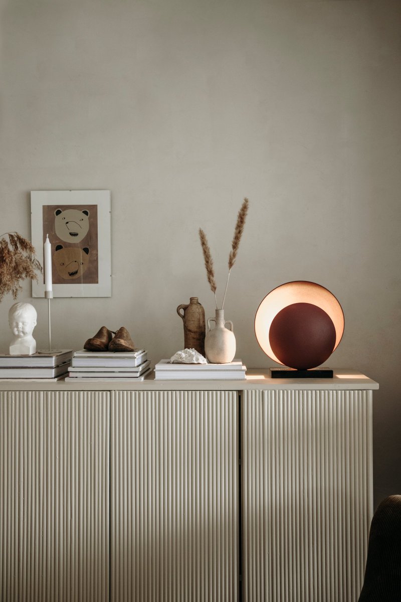 Orbit 32cm Bordeaux lampe de table De Globen Lighting - Les abat-jour en m&eacute;tal ont une structure int&eacute;ressante gr&acirc;ce &agrave; un rev&ecirc;tement en poudre mat de couleur brun rouge&acirc;tre (brun ch&acirc;tain), qui est combin&eacute; &agrave; une base luxueuse en marbre noir massif, leur donnant une expression &eacute;l&eacute;gante.